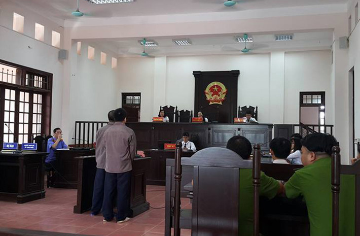 HĐXX TAND tỉnh Thái Nguyên đã quyết định tạm hoãn phiên tòa xe container đi lùi tông ô tô.