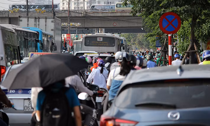 Các tuyến đường cửa ngõ thủ đô chật kín người.