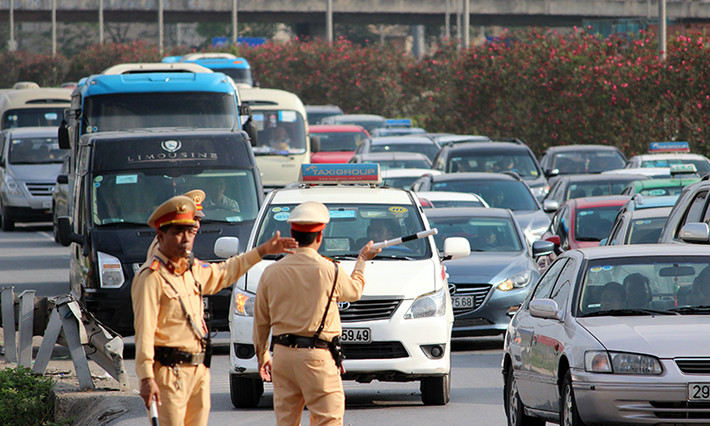 Ghi nhận của PV Kiến Thức tại Hà Nội về tình hình giao thông ngày 1/5 - ngày cuối cùng đợt nghỉ lễ 30/4-1/5, khắp các ngả đường hướng về trung tâm TP đông nghịt người đổ về sau kỳ nghỉ lễ dài ngày. Ảnh đường cao tốc Pháp Vân - Cầu Giẽ.