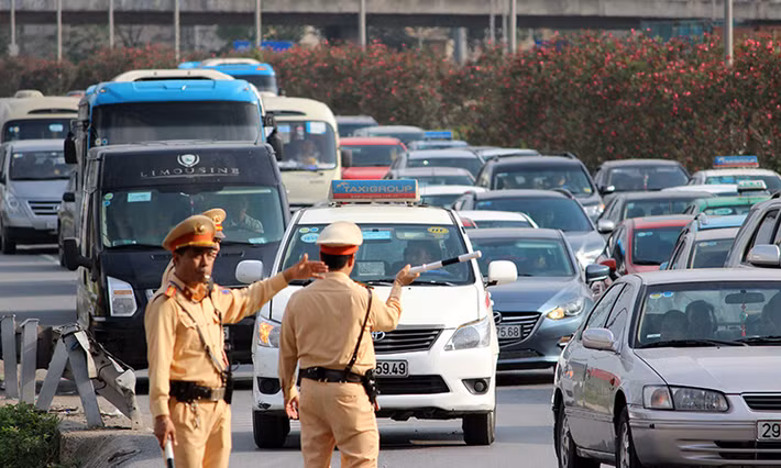 Ghi nhận của PV Kiến Thức tại Hà Nội về tình hình giao thông ngày 1/5 - ngày cuối cùng đợt nghỉ lễ 30/4-1/5, khắp các ngả đường hướng về trung tâm TP đông nghịt người đổ về sau kỳ nghỉ lễ dài ngày. Ảnh đường cao tốc Pháp Vân - Cầu Giẽ.
