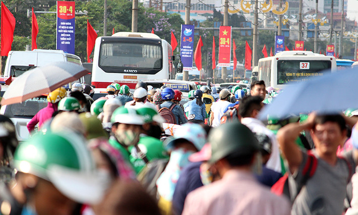Tại khu vực ra vào cổng bến xe Giáp Bát, Nước Ngầm (Hà Nội) dòng người trên các chuyến xe khách từ khắp các tỉnh thành đổ về Thủ đô càng về chiều tối càng đông hơn. Điều này khiến các lượng lượng an ninh bến xe, CSGT phía bên ngoài phải căng mình làm nhiệm vụ phân luồng, điều tiết giao thông...