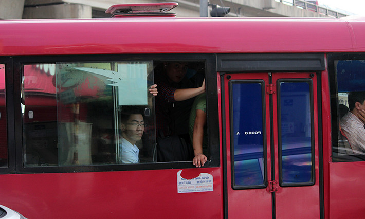 Ghi nhận của PV, nhiều chuyến xe khách "nhồi" gấp 3-4 lần ngày thường khiến nhiều người không có ghế ngồi, phải đứng trên suốt quãng đường di chuyển.