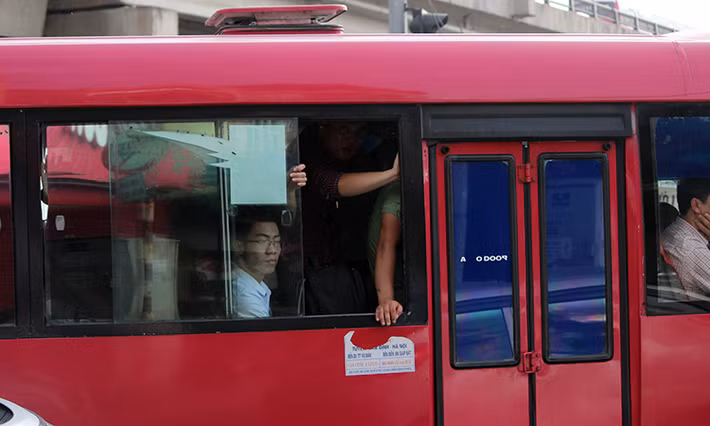 Ghi nhận của PV, nhiều chuyến xe khách "nhồi" gấp 3-4 lần ngày thường khiến nhiều người không có ghế ngồi, phải đứng trên suốt quãng đường di chuyển.