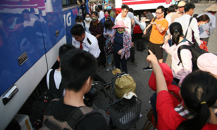 "Tay xách nách mang" ra thủ đô.