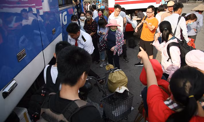 "Tay xách nách mang" ra thủ đô.