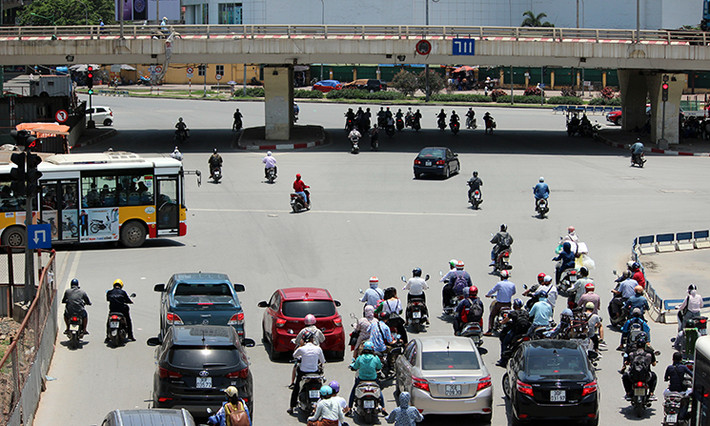 Nắng nóng cũng khiến người dân mất kiên nhẫn khi đứng chờ ở những điểm đèn đỏ. Không ít bất chấp nguy hiểm vượt trước khi đèn chuyển xanh.