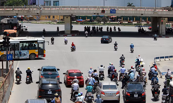 Nắng nóng cũng khiến người dân mất kiên nhẫn khi đứng chờ ở những điểm đèn đỏ. Không ít bất chấp nguy hiểm vượt trước khi đèn chuyển xanh.