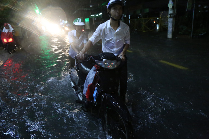 Xe chết máy do ngập nước phải dắt bộ về nhà...