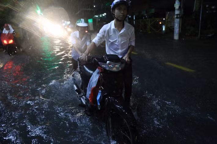 Xe chết máy do ngập nước phải dắt bộ về nhà...