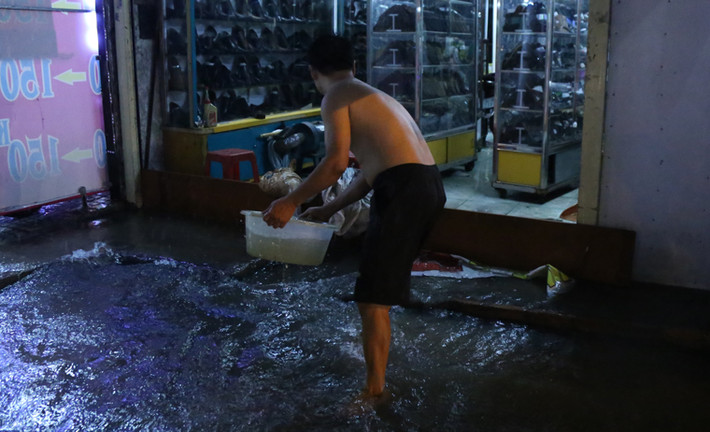 Tình trạng ngập nặng nhưng mưa mỗi lúc càng to nước càng dâng lên, đôi lúc tràn vào nhà khiến người dân hai bên đường trở tay không kịp, ướt một số tài sản và buôn bán bị ngưng trệ. Sau đó người dân vội dùng ván, bao cát để ngăn nước tràn vào nhà. 