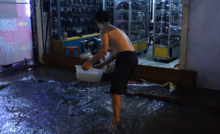 Tình trạng ngập nặng nhưng mưa mỗi lúc càng to nước càng dâng lên, đôi lúc tràn vào nhà khiến người dân hai bên đường trở tay không kịp, ướt một số tài sản và buôn bán bị ngưng trệ. Sau đó người dân vội dùng ván, bao cát để ngăn nước tràn vào nhà. 