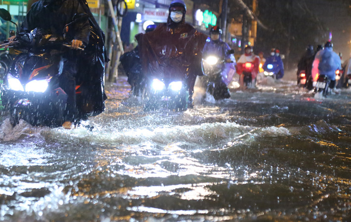 Ngập nghiêm trọng nhất là đường Phan Huy Ích thuộc quận Gò Vấp và quận Tân Bình khiến người dân không thể di chuyển, phải đứng chờ nước rút mới dám về nhà.