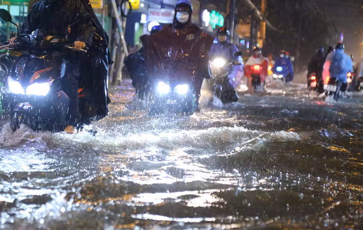 Ngập nghiêm trọng nhất là đường Phan Huy Ích thuộc quận Gò Vấp và quận Tân Bình khiến người dân không thể di chuyển, phải đứng chờ nước rút mới dám về nhà.