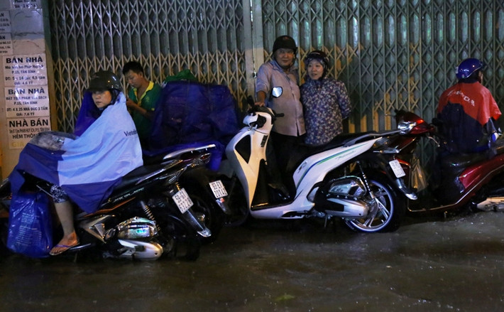 Nhiều người khác đứng chờ nước rút mới lưu thông.