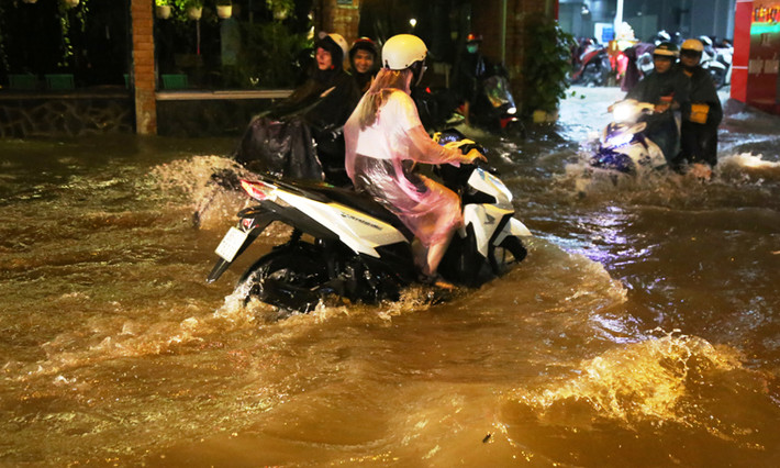 Cảnh khốn đốn của người dân trong đêm khuya giữa mưa lớn và đường ngập.