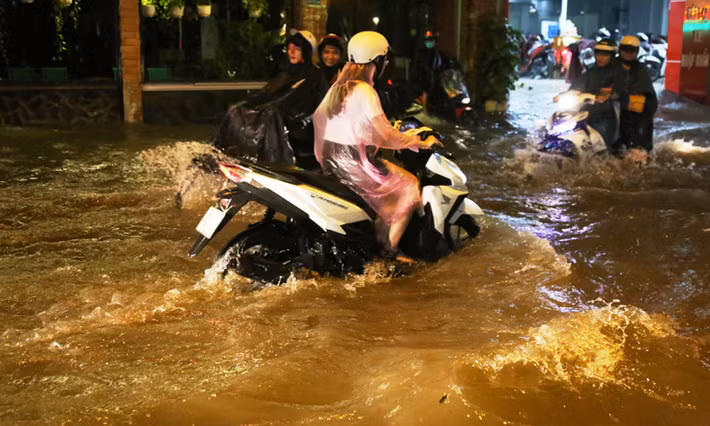 Cảnh khốn đốn của người dân trong đêm khuya giữa mưa lớn và đường ngập.