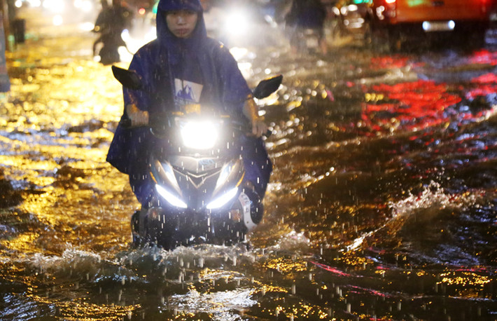 Khốn đốn trong cảnh "trên đầu mưa xối xả, dưới đường nước mênh mông".