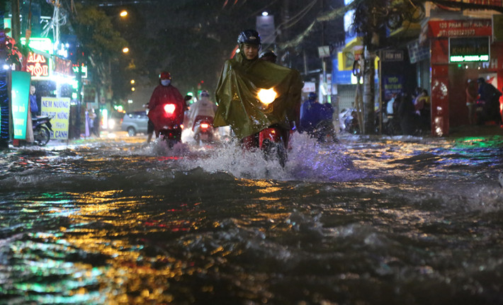Đến 22h khuya cùng ngày, mưa vẫn như trút nước. Các tuyến đường ở TP. HCM chìm trong nước khiến người dân khổ sở trăm bề.