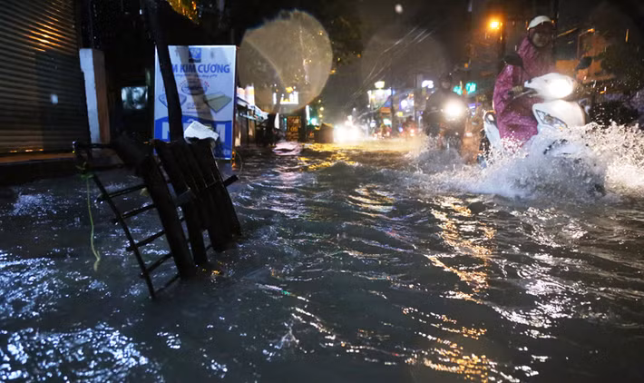 Từ chiều đến tận tối khuya qua 3/10, cả khu vực Nam Bộ và TP.HCM xuất hiện mưa lớn. Hàng loạt tuyến đường tê liệt vì ngập nước nặng.