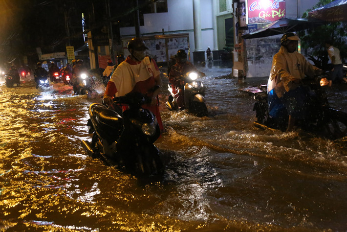 Nhiều người cố vượt... sông về nhà thì không may bị chết máy la liệt.