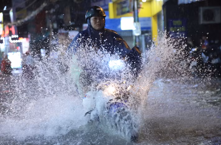 Nhiều người cố vượt... "sông" về nhà trong cơn mưa tầm tã