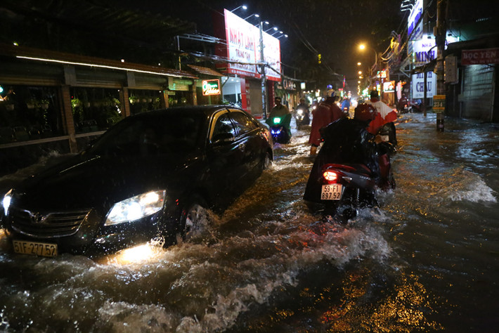 Nhiều người cố vượt... sông về nhà thì không may xe bị chết máy la liệt.