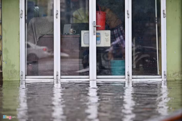 Trong cơn mưa, một số căn nhà được đóng kín cửa, ngăn nước tràn vào trong. 