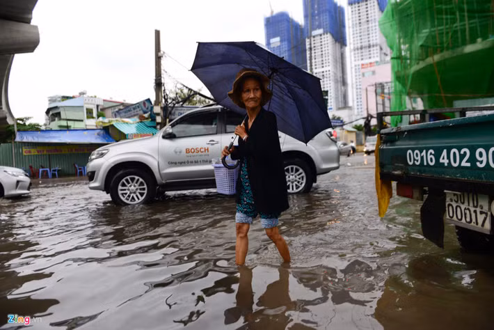Tại hẻm 602 đường Điện Biên Phủ nước cũng ngập lênh láng. Ông Lê Đình Quyết, Phó phòng Dự báo khí tượng, Đài Khí tượng Thủy văn khu vực Nam Bộ, cho biết rãnh áp thấp khu vực Trung Bộ mạnh lên kết hợp với gió Tây Nam gây ra mưa lớn cho Nam Bộ.