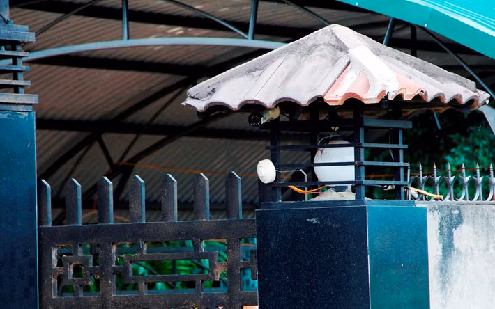 Một người dân ở gần căn biệt thự này cho biết gia chủ ít khi mở cửa và tiếp xúc với bên ngoài. Trước cửa chính đi vào biệt thự có gắn camera theo dõi.