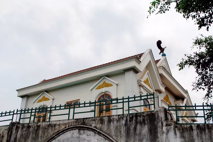 Theo ông Kỷ, chi phí xây dựng khu biệt thự khoảng 3 tỷ đồng, chủ yếu là từ tiền làm vườn của vợ và rồi con cái gom góp vào. Vị Phó ban Nội chính cho biết khu đất vợ chồng ông làm nhà được mua từ trước năm 2005 và dựng nhà cấp bốn để ở. Đến năm 2011, gia đình mới quyết định làm nhà. Theo quan sát căn biệt thự được xây dựng theo kiến trúc hiện đại với nhiều hoa văn khá cầu kỳ. 