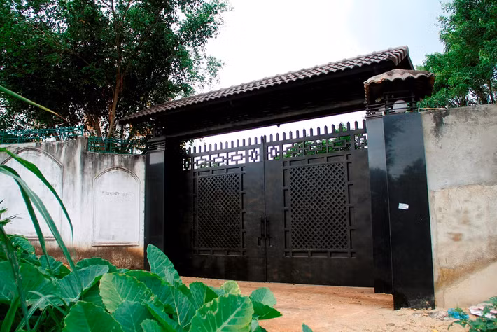 Sáng 3/4, khuôn viên công trình vườn, biệt thự của gia đình ông Nguyễn Sỹ Kỷ vẫn đóng cửa kín mít ở hai lối ra vào. Cổng chính và cổng phụ được làm bằng các tấm cửa sắt lớn. 