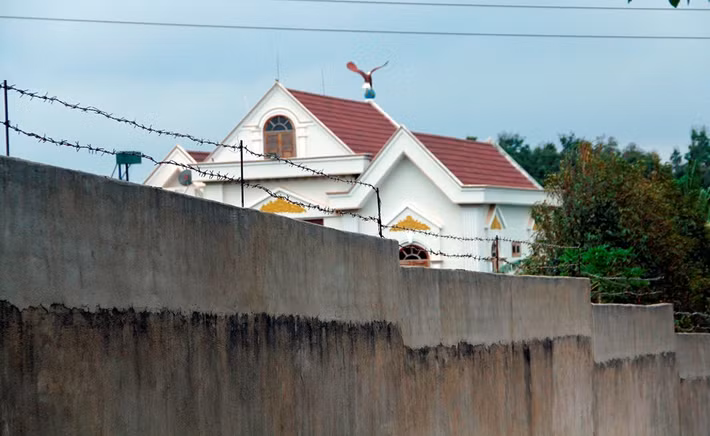 Theo hồ sơ của UBND phường Ea Tam, bà Tuất đứng tên chủ sử dụng ba thửa đất có tổng diện tích gần 1 ha tại tổ dân phố 11, phường Ea Tam. Về quy hoạch sử dụng đất đến năm 2020, ba thửa trên thuộc quy hoạch đất trồng cây lâu năm. 