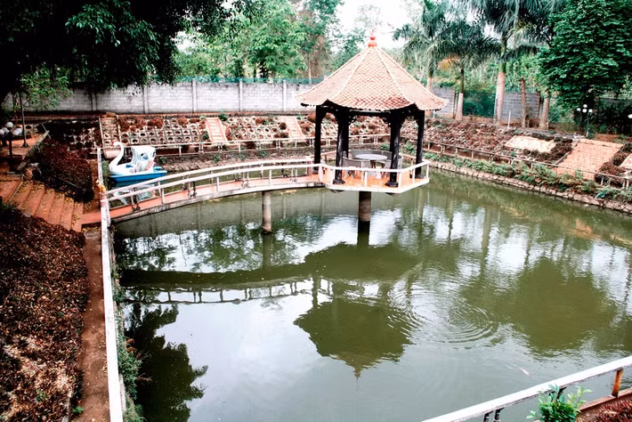 Căn nhà kiểu biệt thự tổng diện tích khoảng 200 m2, khu nhà bếp và nhà ăn 91 m2, nhà chòi xây trên hồ nước tổng diện tích 19 m2, một hồ bơi rộng 152 m2.