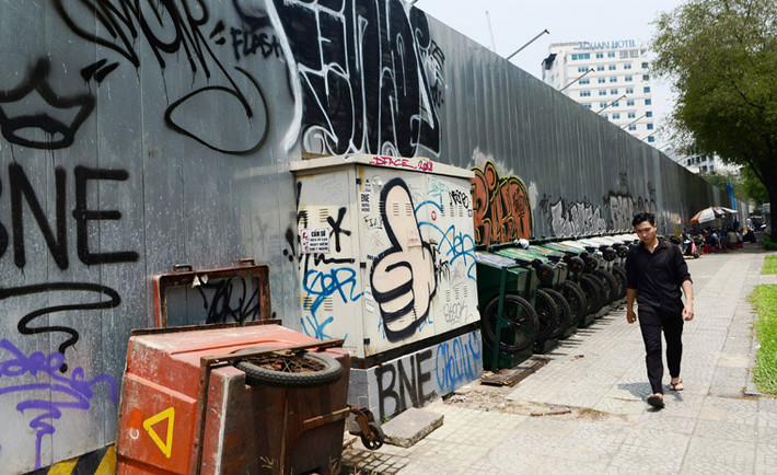 Trong khi đó, theo giới kinh doanh bất động sản, khu đất có vị trí đắc địa 4 mặt tiền đường này ước tính mỗi m2 đất sẽ có giá không dưới 1 tỷ đồng. Như vậy khu đất này có giá hơn 6 nghìn tỷ đồng.