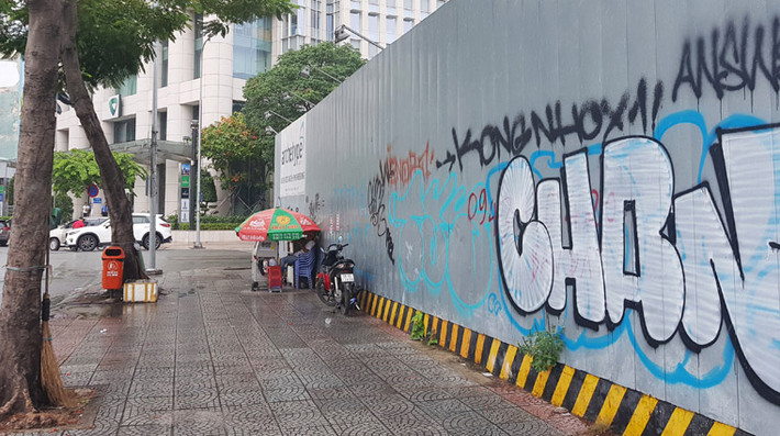 Tuy nhiên, chỉ 1 năm sau, Sabeco tuyên bố thoái vốn. Sabeco đã bán đấu giá cổ phần của mình cho chính các cổ đông sáng lập, thu về khoảng 196,64 tỷ đồng vào tháng 6/2016, bất chấp nhóm cổ đông đã giới thiệu dự án khu phức hợp nói trên ra thị trường hồi đầu năm 2016. Chỉ 4 tháng sau (tháng 10/2016), Sabeco Pearl được đổi tên thành Công ty Cổ phần Đầu tư Quảng trường Mê Linh, nhân sự cấp cao của doanh nghiệp này cũng thay đổi. Các cổ đông sáng lập ban đầu cũng thoái sạch vốn tại khu đất vàng này.