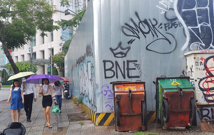 Được biết, khu đất 2-4-6 Hai Bà Trưng từng được quảng cáo sẽ xây dựng khu phức hợp căn hộ thương mại, văn phòng, khách sạn 6 sao quy mô 2 tòa tháp đôi cao 36-48 tầng, trong đó có 9 tầng khối đế, còn lại chủ yếu là căn hộ với diện tích 68-105 m2, quy mô diện tích lên đến hơn 6 nghìn m2.