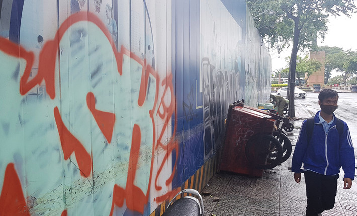 Cảnh nhếch nhác xung quanh hàng rào công trình khu đất vàng 4 mặt tiền giữa Sài Gòn nghi bị Sabeco bán "rẻ mạt".