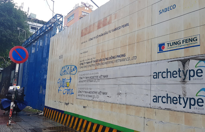 Bảng giới thiệu thông tin quy mô công trình phai nhạt theo thời gian, trong khi khu "đất vàng" nghi bị bán rẻ vẫn còn bỏ trống.