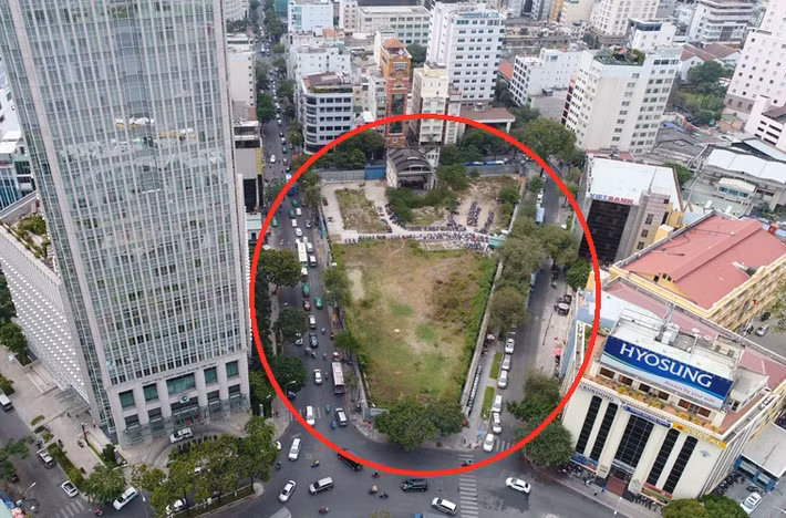 Bộ Công Thương đang xem xét việc Tổng công ty cổ phần bia - rượu - nước giải khát Sài Gòn ( Sabeco, thuộc Bộ Công thương) có dấu hiệu bán rẻ khu đất vàng rộng 6.000 m2 tại số 2-4-6 Hai Bà Trưng (phường Bến Nghé, quận 1, TP HCM) do đơn vị này quản lý. Đây được xem là khu đất có vị trí cực kỳ đắc địa với 4 mặt tiền đường giữa trung tâm quận như Hai Bà Trưng - Đông Du - Thi Sách - Công trường Mê Linh, mà theo giới chuyên môn thì giá trị lên đến hàng tỷ đồng/m2.