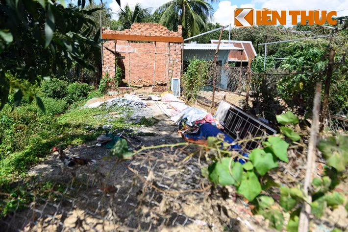 "Đã gần 30 năm sống cùng dự án treo, tôi chỉ mong chính quyền thành phố đừng để người dân phải chờ đợi nữa. Nếu tiếp tục triển khai quy hoạch thì đẩy nhanh tiến độ, đền bù đất đai thỏa đáng cho chúng tôi, để người dân có cuộc sống mới ổn định hơn", người dân bán đảo Thanh Đa bày tỏ.