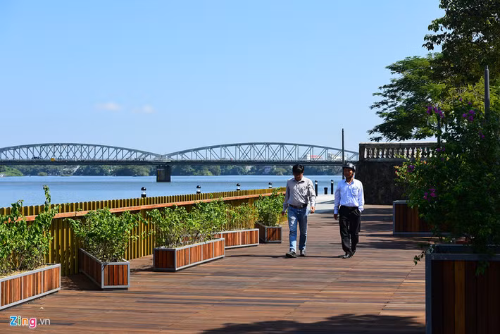 Kết cấu cầu làm từ bê tông cốt thép, sàn lát đoạn đường từ cầu Trường Tiền đến cầu Phú Xuân được lát bằng gỗ lim, tổng kinh phí hơn 64 tỷ đồng (lát sàn gỗ là hơn 42 tỷ đồng).