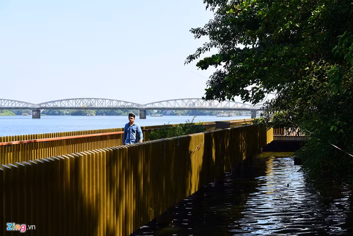 Cầu dài 400 m, rộng 4 m, tổng diện tích 2.443 m2, đang thu hút sự chú ý của nhiều du khách, người địa phương.