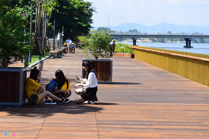 Nhiều du khách đặc biệt là giới trẻ sớm tìm đến vui chơi dù chưa được phép.