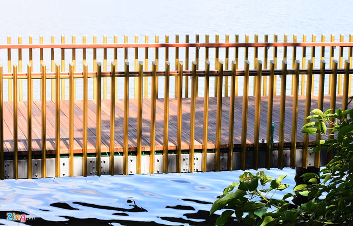 Lan can hai bên cầu làm bằng đồng với 4.100 thanh. Đây là dự án thí điểm của dự án Quy hoạch chi tiết hai bờ sông Hương do Cơ quan hợp tác quốc tế Hàn Quốc (KOICA) tài trợ với kinh phí 6 triệu USD (139,8 tỷ đồng), thực hiện trên tổng chiều dài dự kiến 16 km hai bờ sông Hương.