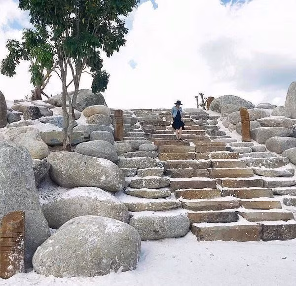 Ngoại cảnh lý tưởng với bãi cát trải dài, bãi đá hùng vĩ, trang trại ngựa, nhà sàn… Ảnh: Saostar.