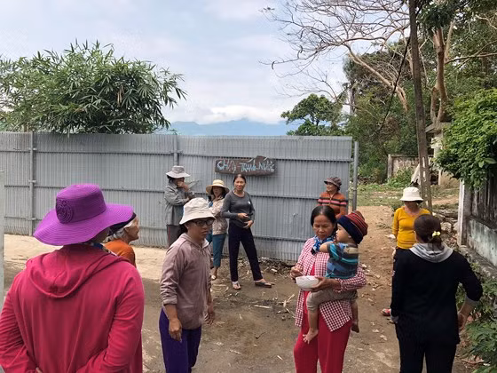 "Chúng tôi sẽ xây dựng tại vị trí cũ một con đường ra biển và một bãi tắm công cộng cho người dân với nhiều trò chơi giải trí. Việc xây dựng đường ra biển sẽ hoàn thành trong khoảng 1 tháng rưỡi tới. Người dân phản ứng có lẽ do chưa có thông tin đầy đủ, thực ra thiết kế cơ sở khu bãi tắm công cộng ngay trước dự án vừa được phê duyệt sau một thời gian dài trình lên chính quyền địa phương", ông Tín cho biết. Ảnh: Nguyên Khôi/SGGPO.