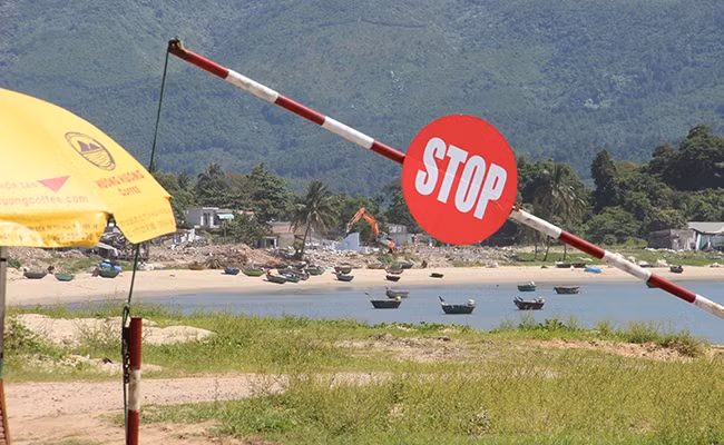Tại khu vực cuối đường Nguyễn Tất Thành, một đoạn rào chắn bằng sắt kéo dài đến sát mép biển và có biển "cấm vào". Ảnh: MTG.