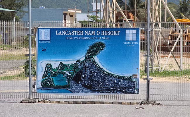 Ngày 20/3, công ty này đóng cửa, bít đường đi xuống biển khu vực ghềnh Nam Ô (P. Hoà Hiệp Nam, quận Liên Chiểu, Đà Nẵng) để chuẩn bị thi công dự án. Ảnh: MTG.