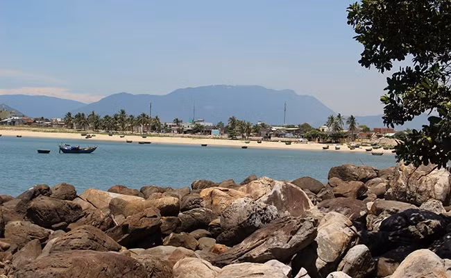 Dự án Lancaster Nam O Resort nằm rất gần các địa danh du lịch nổi tiếng của miền Trung như Bà Nà Núi Chúa, bán đảo Sơn Trà, thánh địa Mỹ Sơn, phố cổ Hội An, Ngũ Hành Sơn, cố đô Huế…. Phía trước là biển, sau lưng là dãy Ngũ Hành uy nghi, linh thiêng. Ảnh: MTG.