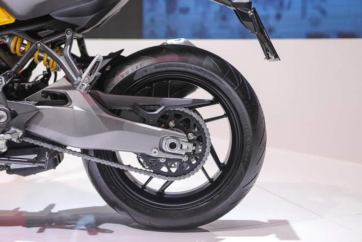 hệ thống động cơ trên Monster 821 2018 có công suất giảm 3 mã lực so với người tiền nhiệm.